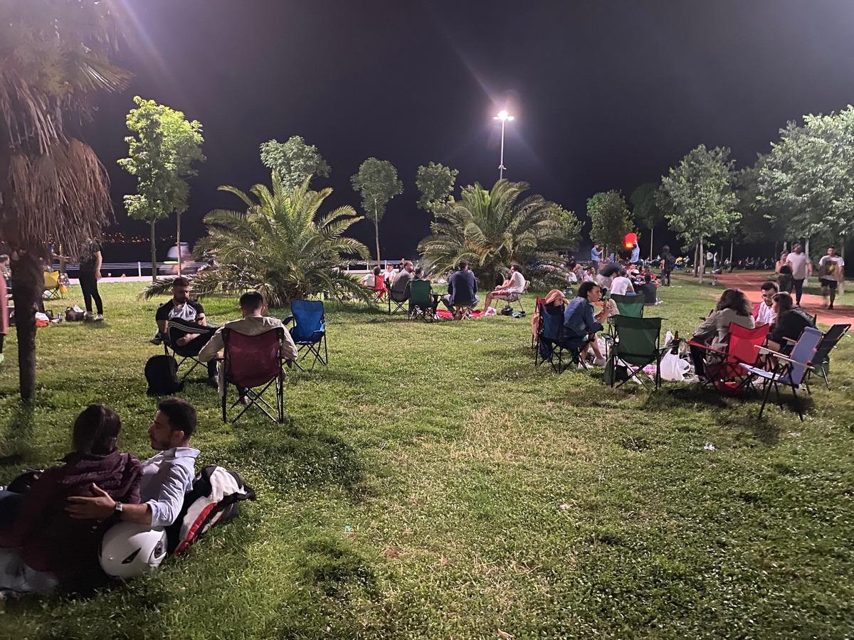 Artık her gece benzer g&ouml;r&uuml;nt&uuml;! Caddebostan Sahili yine tıklım tıklım