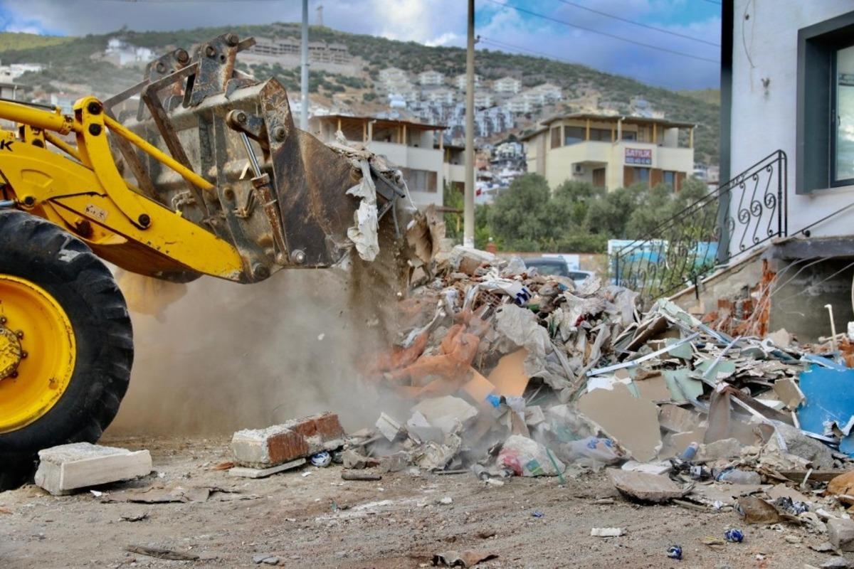 Didim&rsquo;de ka&ccedil;ak yapılar ile m&uuml;cadele devam ediyor