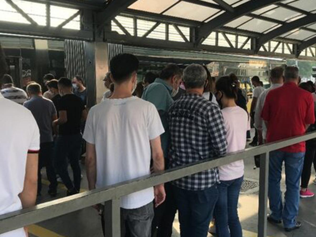 İstanbul'da endişe yaratan g&ouml;r&uuml;nt&uuml;! Sosyal mesafe hi&ccedil;e sayıldı