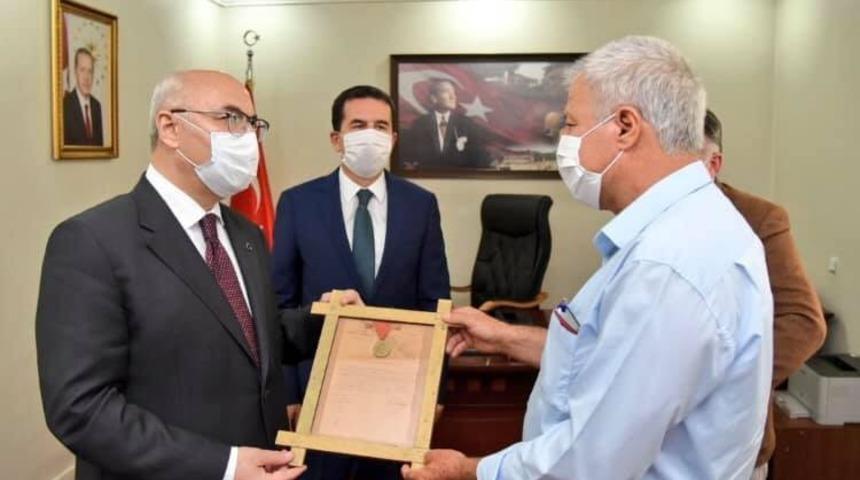 &lsquo;Şeref Madalyası&rsquo; m&uuml;zede sergilenmek &uuml;zere Vali K&ouml;şger&rsquo;e teslim edildi