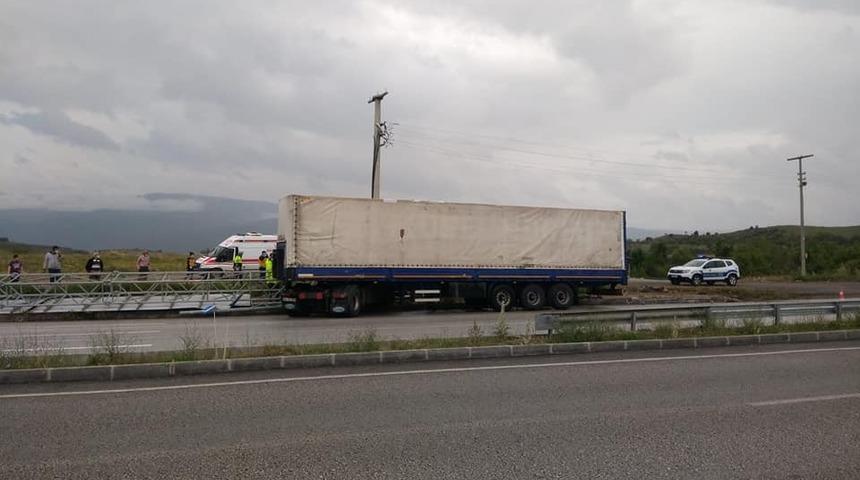 Yoldan &ccedil;ıkan tır bariyerlere &ccedil;arptı