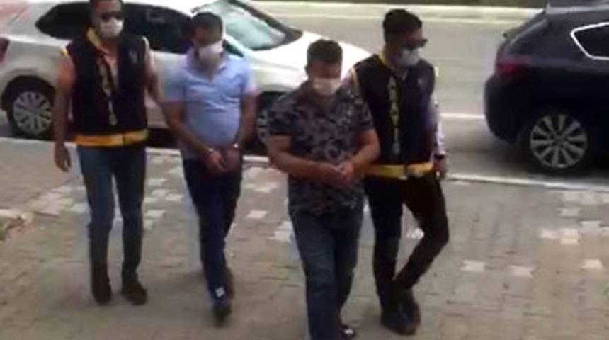 &Ccedil;eşme&rsquo;den 32 cep telefonu &ccedil;aldılar, İstanbul&rsquo;da yakalandılar