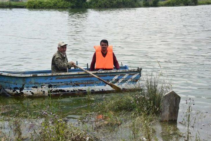 Sandalla açılıp, dua ediyorlar! Sebebi ise... G1