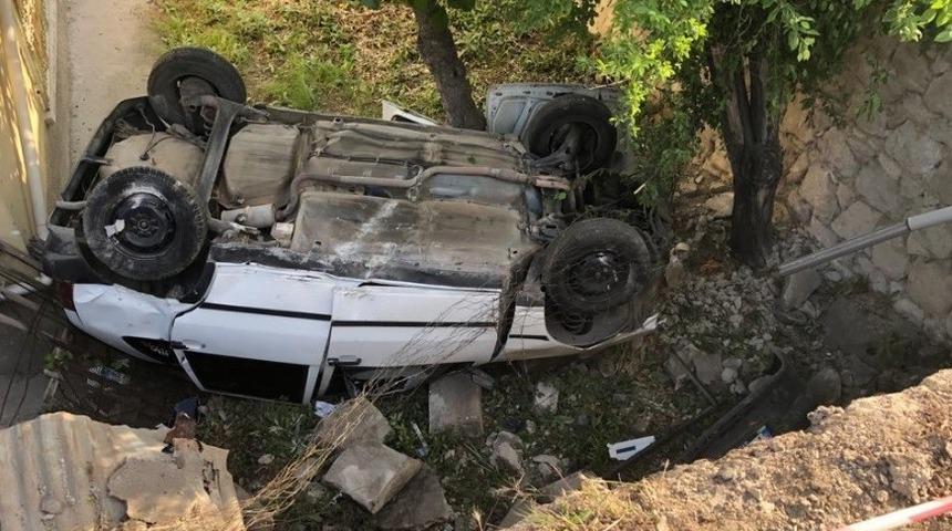 Kaza yapan otomobil evin bah&ccedil;esine d&uuml;şt&uuml;