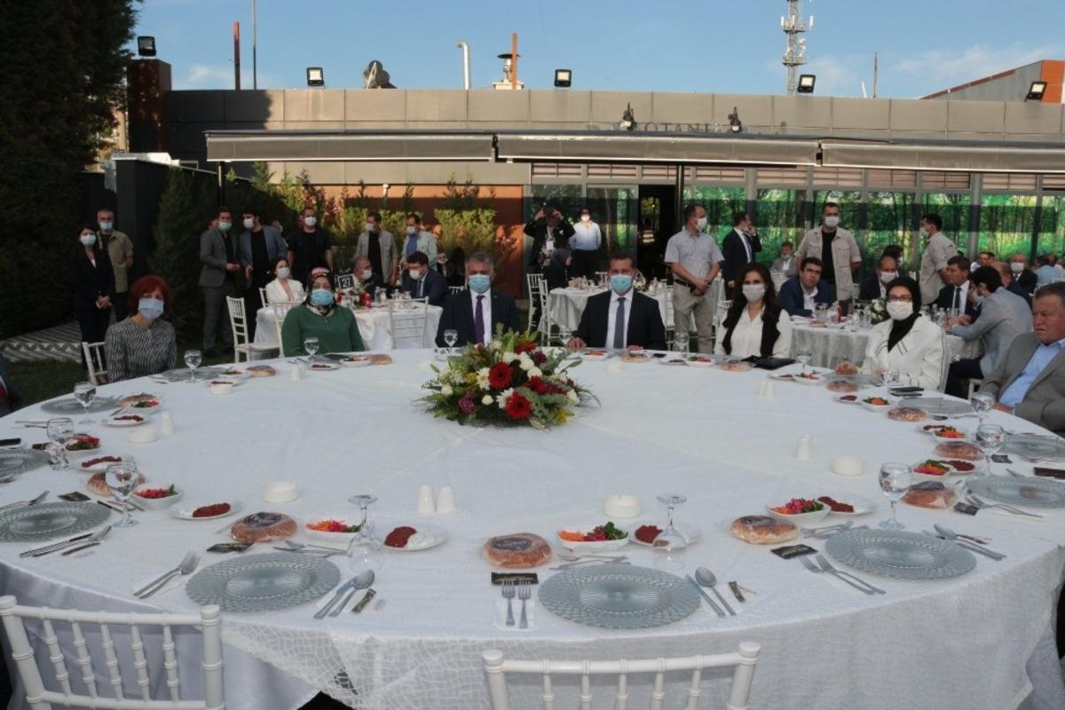 Vali Ersin Yazıcı i&ccedil;in veda yemeği d&uuml;zenlendi