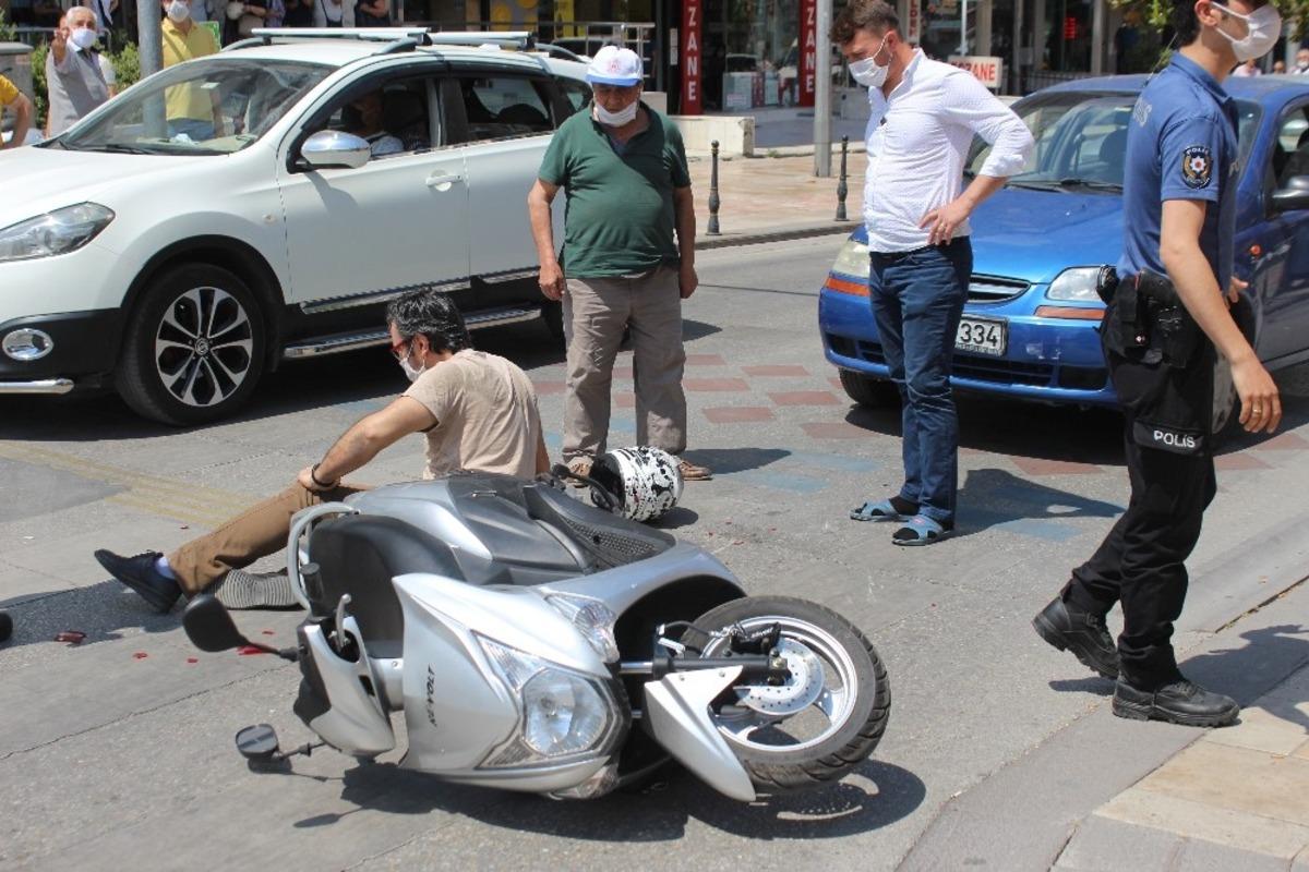 Otomobil kırmızı ışıkta bekleyen motosiklete &ccedil;aptı; 1 yaralı