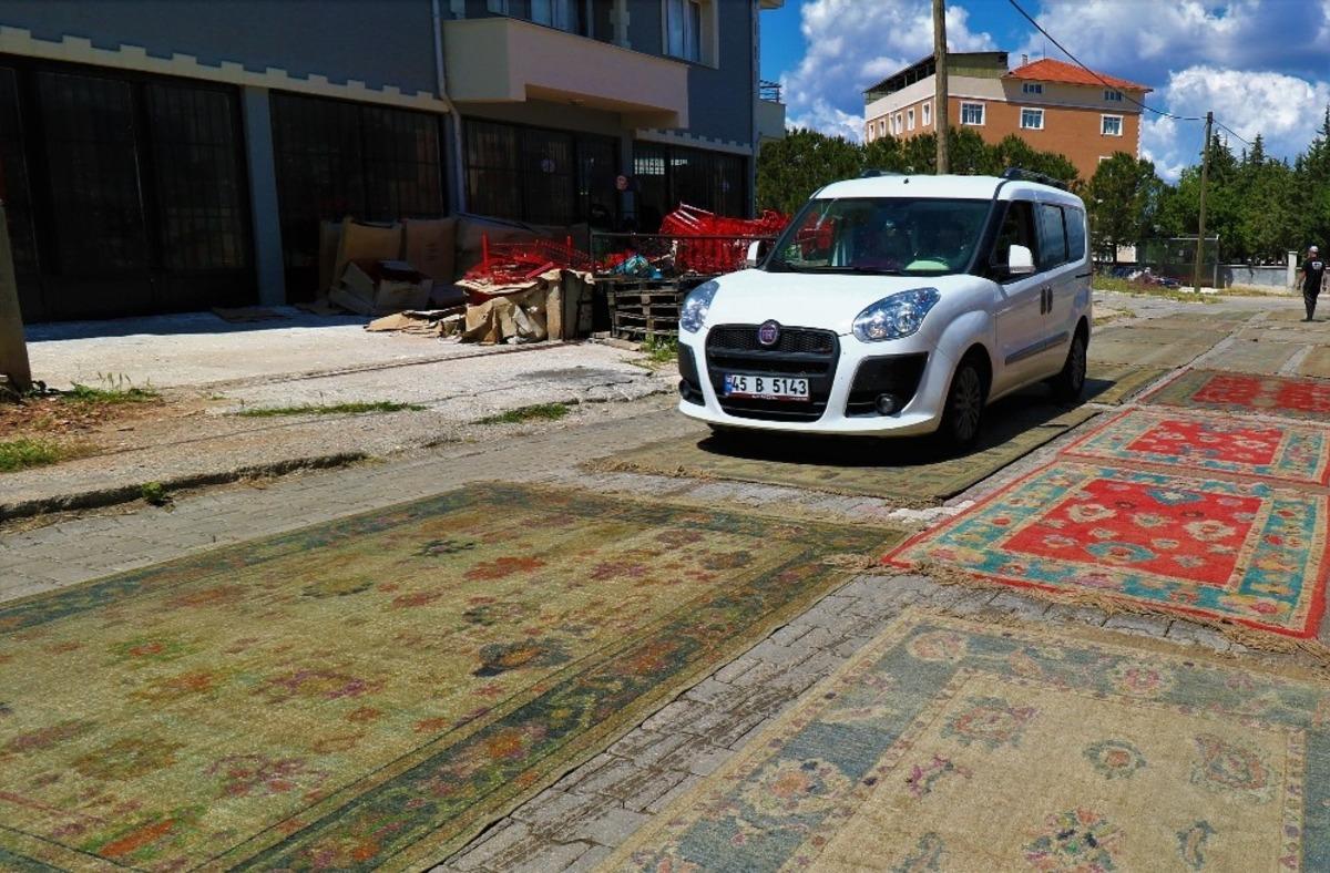  Ara&ccedil;ların g&uuml;nlerce &uuml;zerinden ge&ccedil;tiği halılar değerine değer katıyor