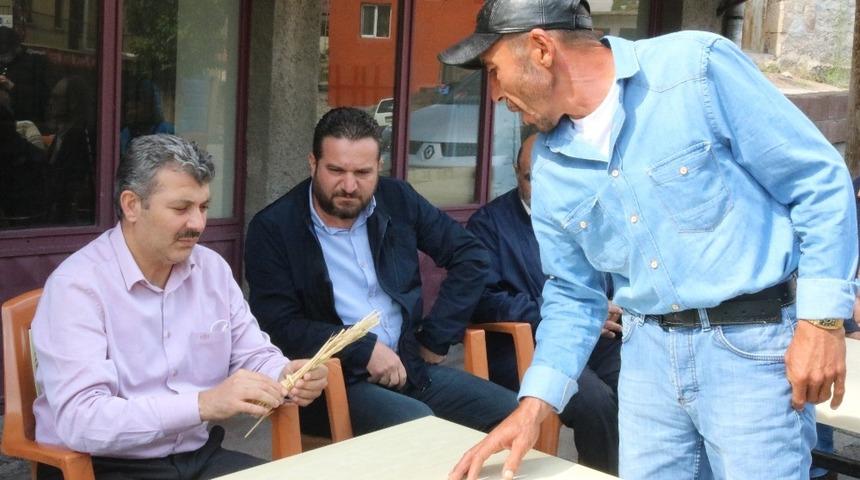 Başkan Altınsoy tarım arazisi zarar g&ouml;ren &ccedil;ift&ccedil;iler ile g&ouml;r&uuml;şt&uuml;