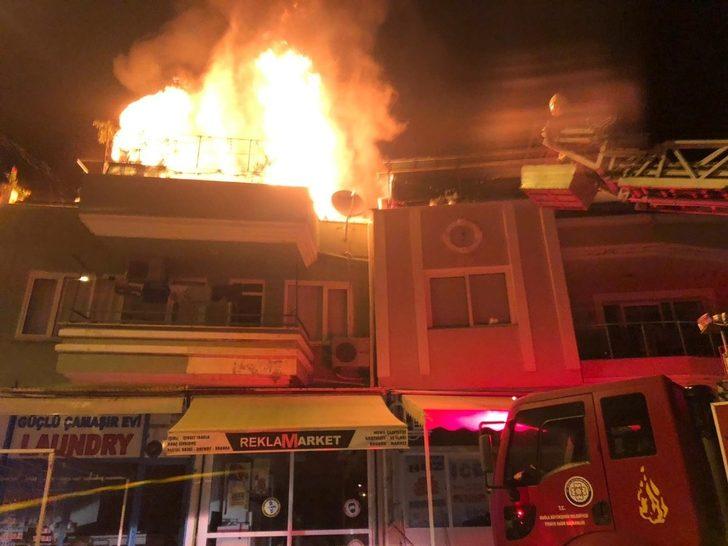 Marmariste çatı katında çıkan yangında iki ev zarar gördü G1
