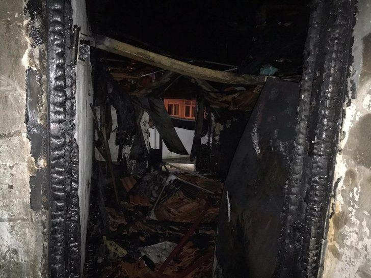 Marmariste çatı katında çıkan yangında iki ev zarar gördü G3