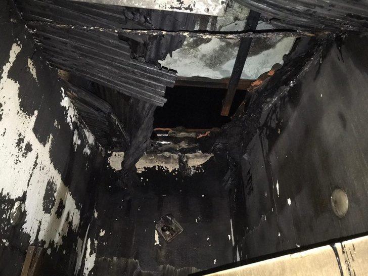 Marmariste çatı katında çıkan yangında iki ev zarar gördü G4