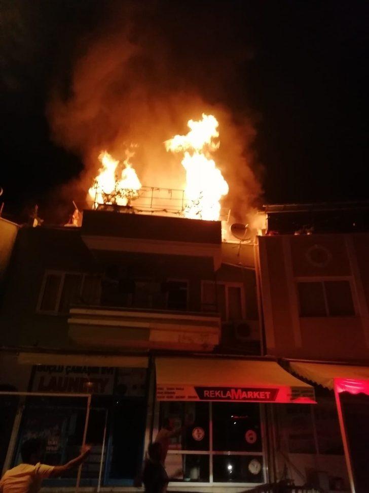 Marmariste çatı katında çıkan yangında iki ev zarar gördü G5
