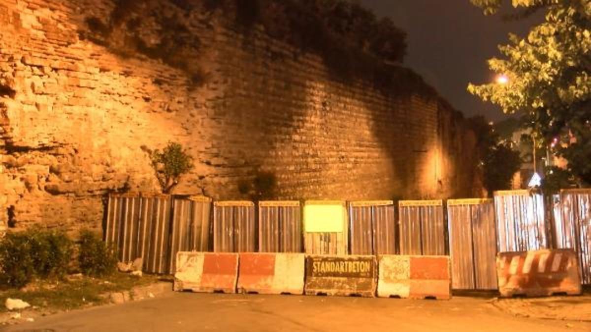 İstanbul'un tarihi surlarında &ccedil;&ouml;kme tehlikesi! Yol trafiğe kapatıldı
