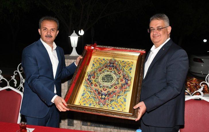 Vali Aykut Pekmez için veda yemeği düzenlendi G2