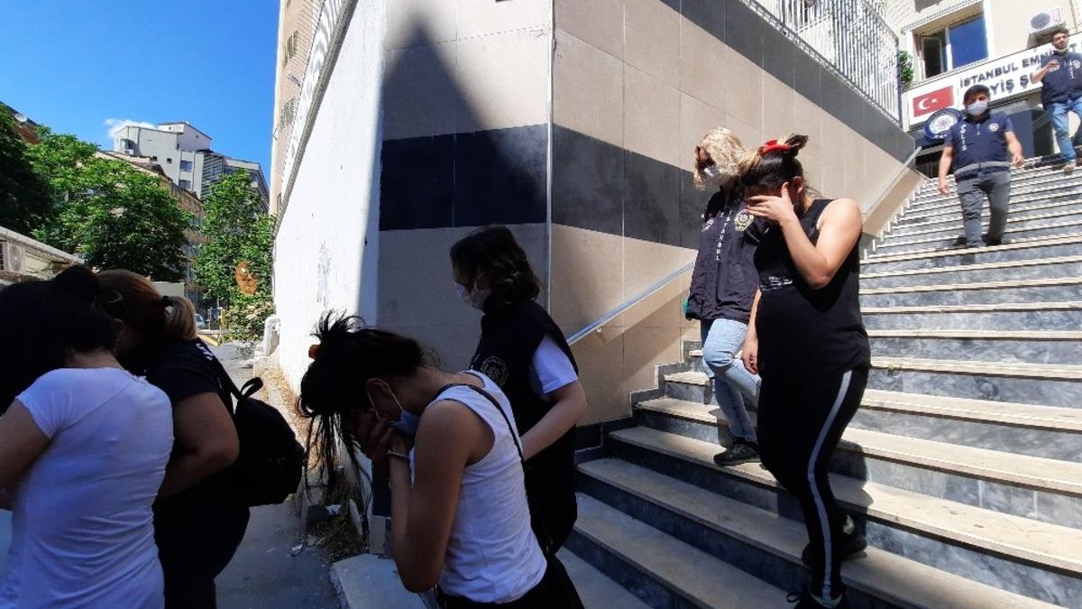 İstanbul&rsquo;da iki evden 200 bin TL &ccedil;almışlardı, yakalandılar!