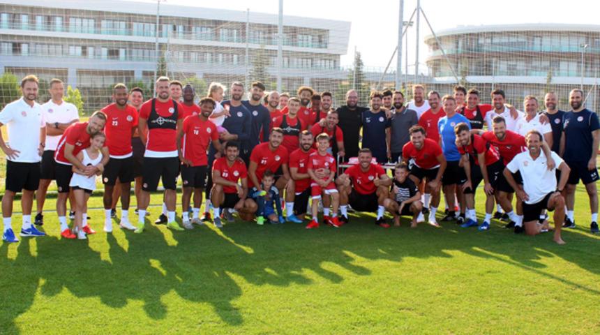 Antalyaspor'da antrenör Dağaşan'a doğum günü kutlaması