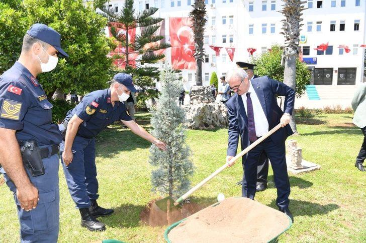 Vali Karaloğlu Jandarma Komutanlığı’nın bahçesine veda fidanı dikti G1