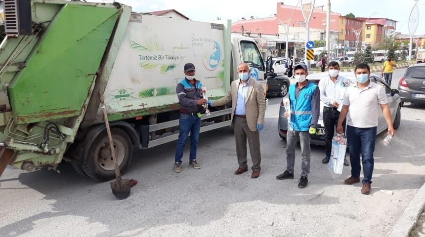 Başkan Ensari&rsquo;den temizlik personeline karanfil