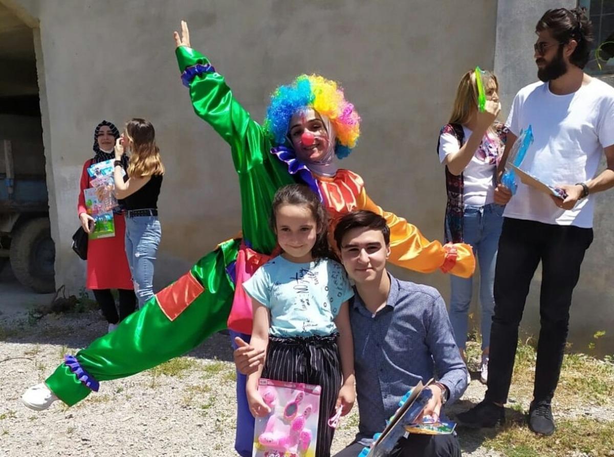 K&ouml;y k&ouml;y gezip &ccedil;ocuklara oyuncak dağıtıyorlar