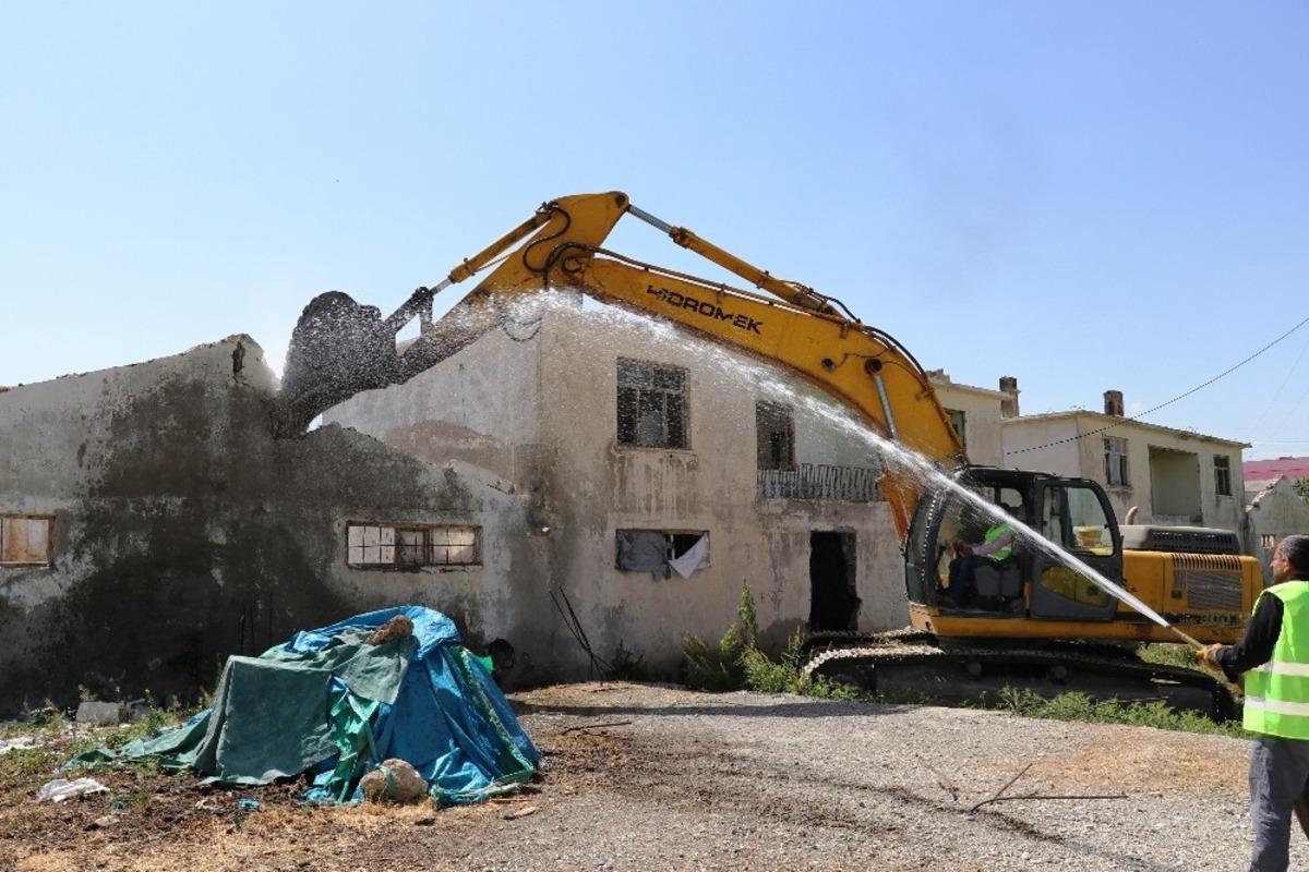 Edremit ahırlardan temizleniyor