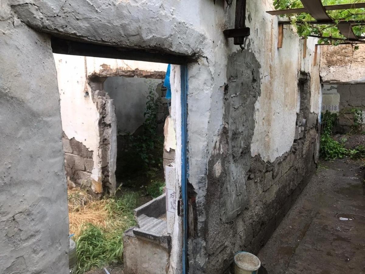 &Ccedil;atısı &ccedil;&ouml;ken evin tek g&ouml;z odasında yaşayan yaşlı adam yardım bekliyor