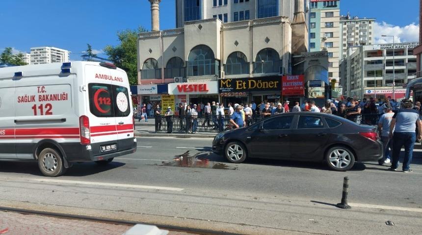 Karşıdan karşıya ge&ccedil;mek isteyen şahsa otomobil &ccedil;arptı