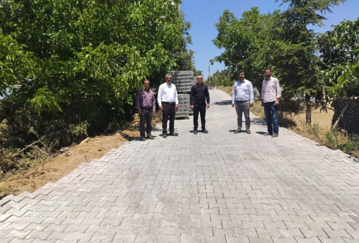 Salihli Belediyesinden Yenik&ouml;y&rsquo;e 20 bin metrekare kilit parke taş