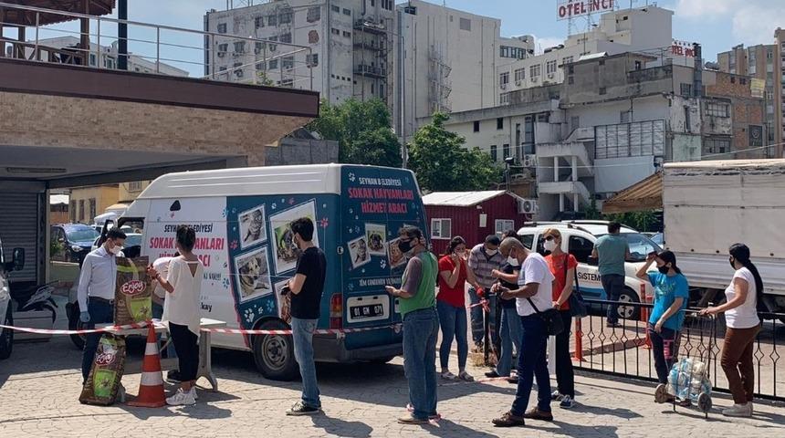 Sokak hayvanlarına su takviyesi