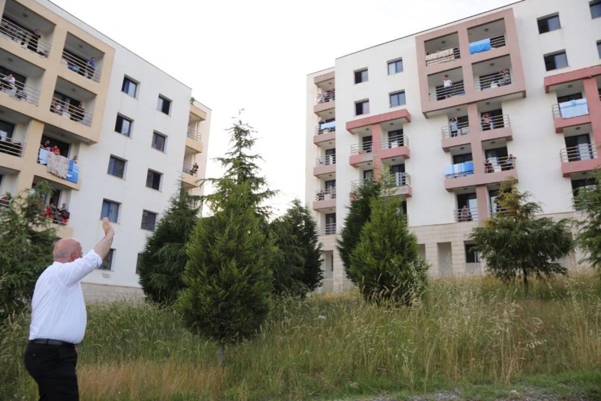 Karantinada olan vatandaşlar i&ccedil;in moral konseri d&uuml;zenlendi