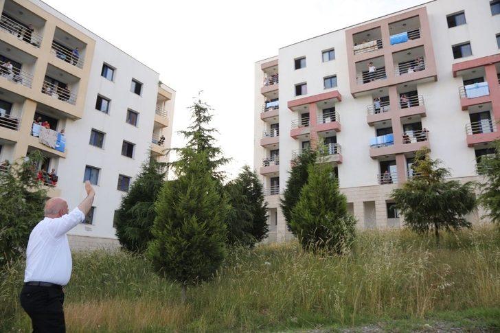 Karantinada olan vatandaşlar için moral konseri düzenlendi G1