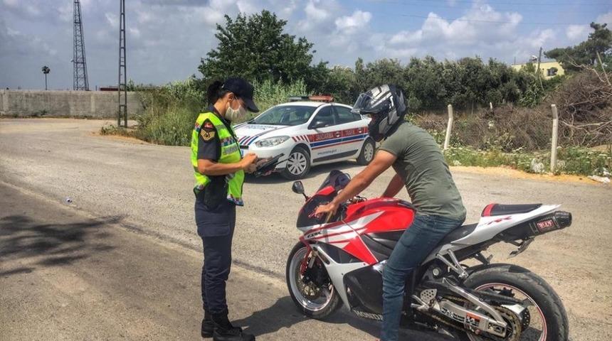 Mersin&rsquo;de kural ihlali yapan s&uuml;r&uuml;c&uuml;lere 32 bin lira ceza