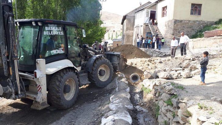Başkale Belediyesinden kilitli parke taşı çalışması G4