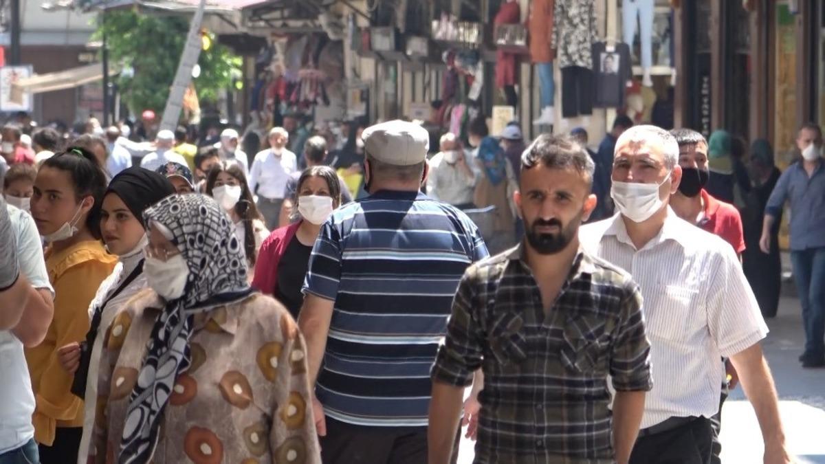 Gaziantep&rsquo;te korkutan g&ouml;r&uuml;nt&uuml;! Sosyal mesafe hi&ccedil;e sayıldı, maske takılmadı