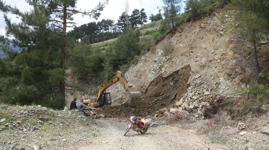Erdemli&rsquo;de kapanan yollar a&ccedil;ılıyor