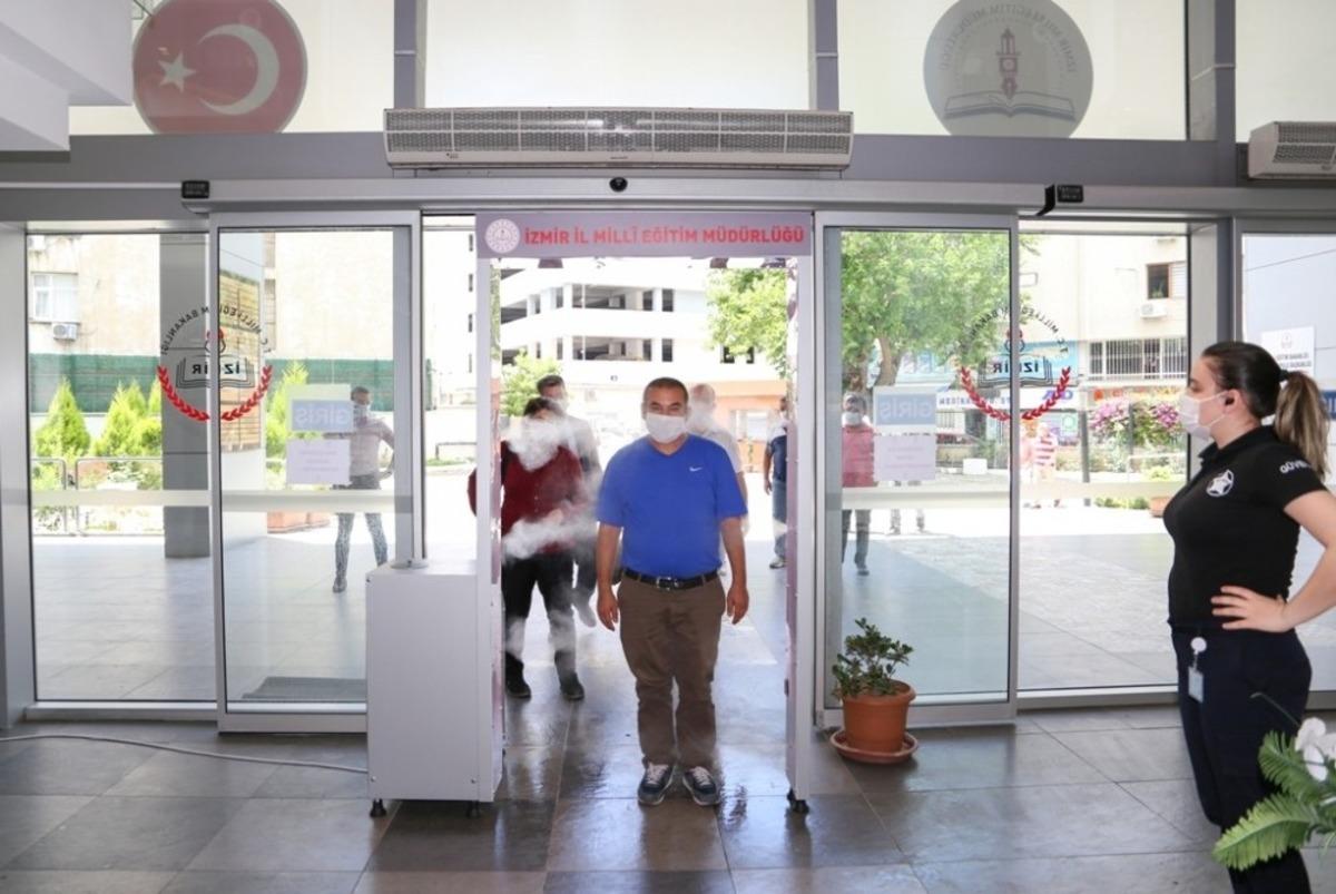 İzmir Milli Eğitim M&uuml;d&uuml;rl&uuml;ğ&uuml;nden sens&ouml;rl&uuml; dezenfektan