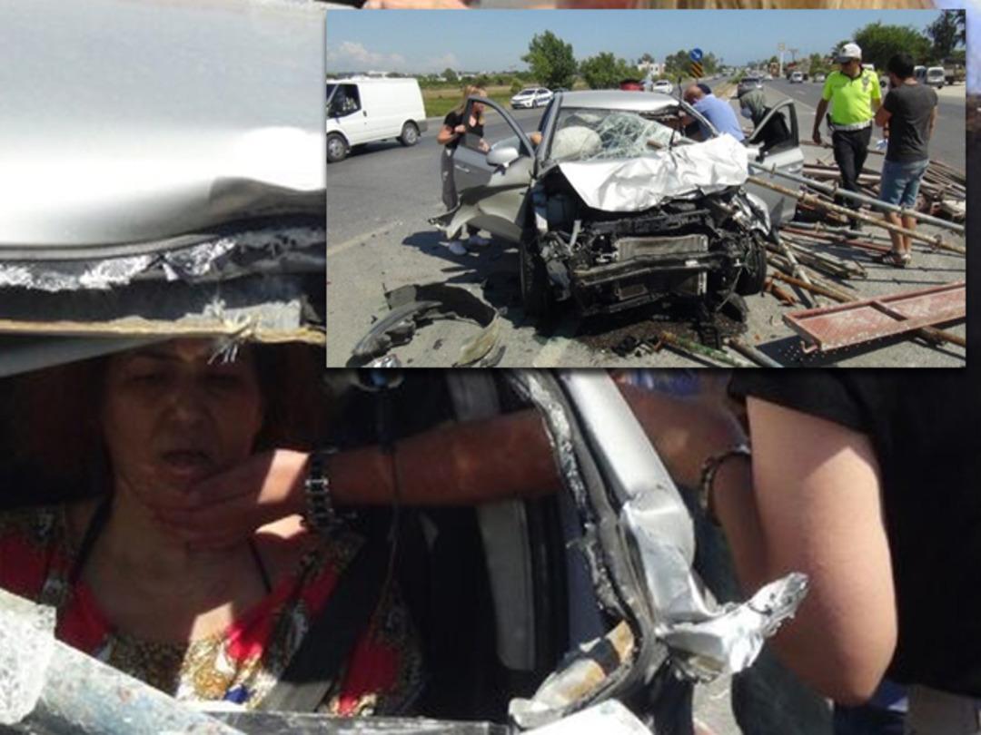 Antalya'da korkun&ccedil; kaza! Demir profiller araca saplandı