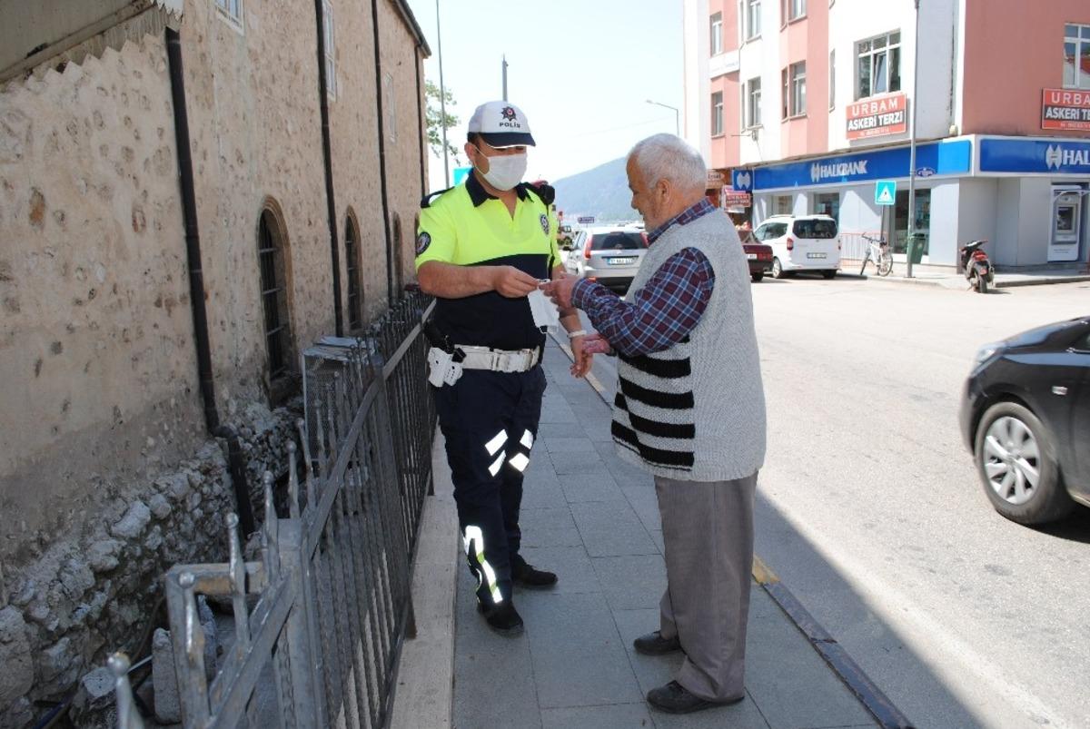 Isparta&rsquo;da maske takmayan 17 kişiye ceza