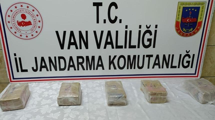 Gürpınar’da taşların arasında 3 kilo metamfetamin ele geçirildi