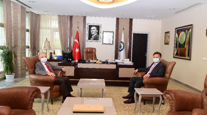 Vali &Ouml;zdemir &Ccedil;akacak&rsquo;tan ESOG&Uuml; Rekt&ouml;r&uuml; Prof. Dr. Kemal Şenocak&rsquo;a veda ziyareti