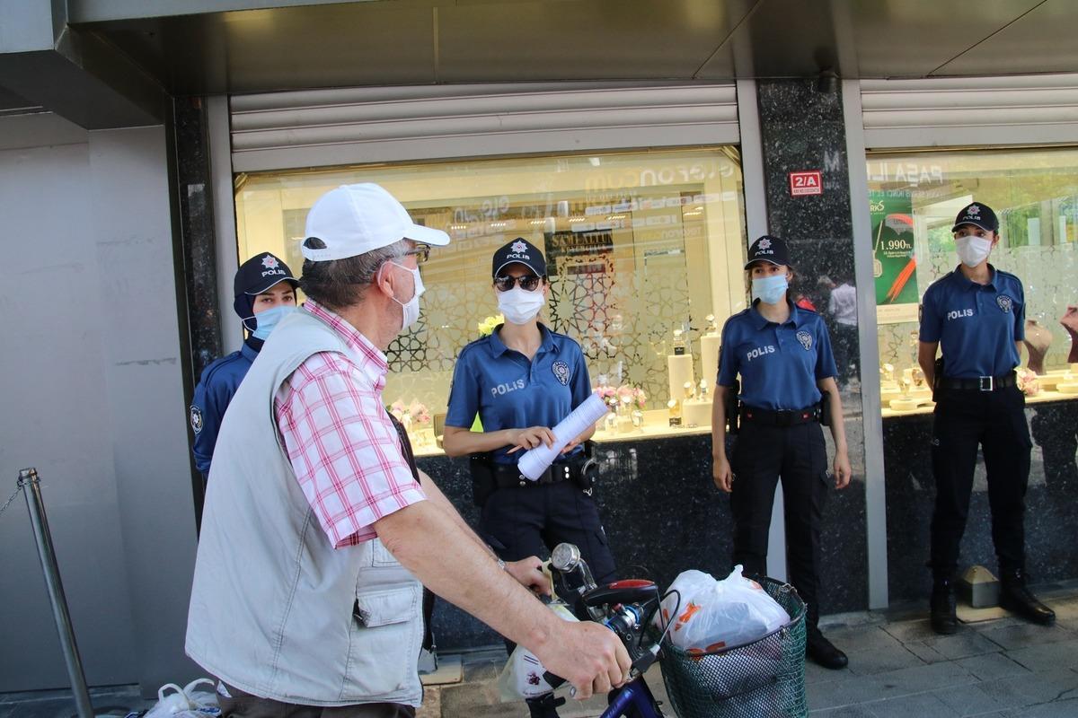 Polisi g&ouml;ren panikle maskeye sarıldı!