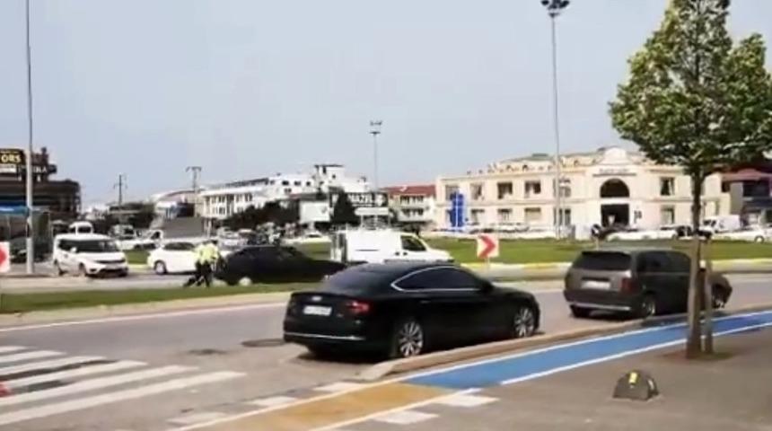 Yolda kalan sürücünün yardımına polis memuru koştu