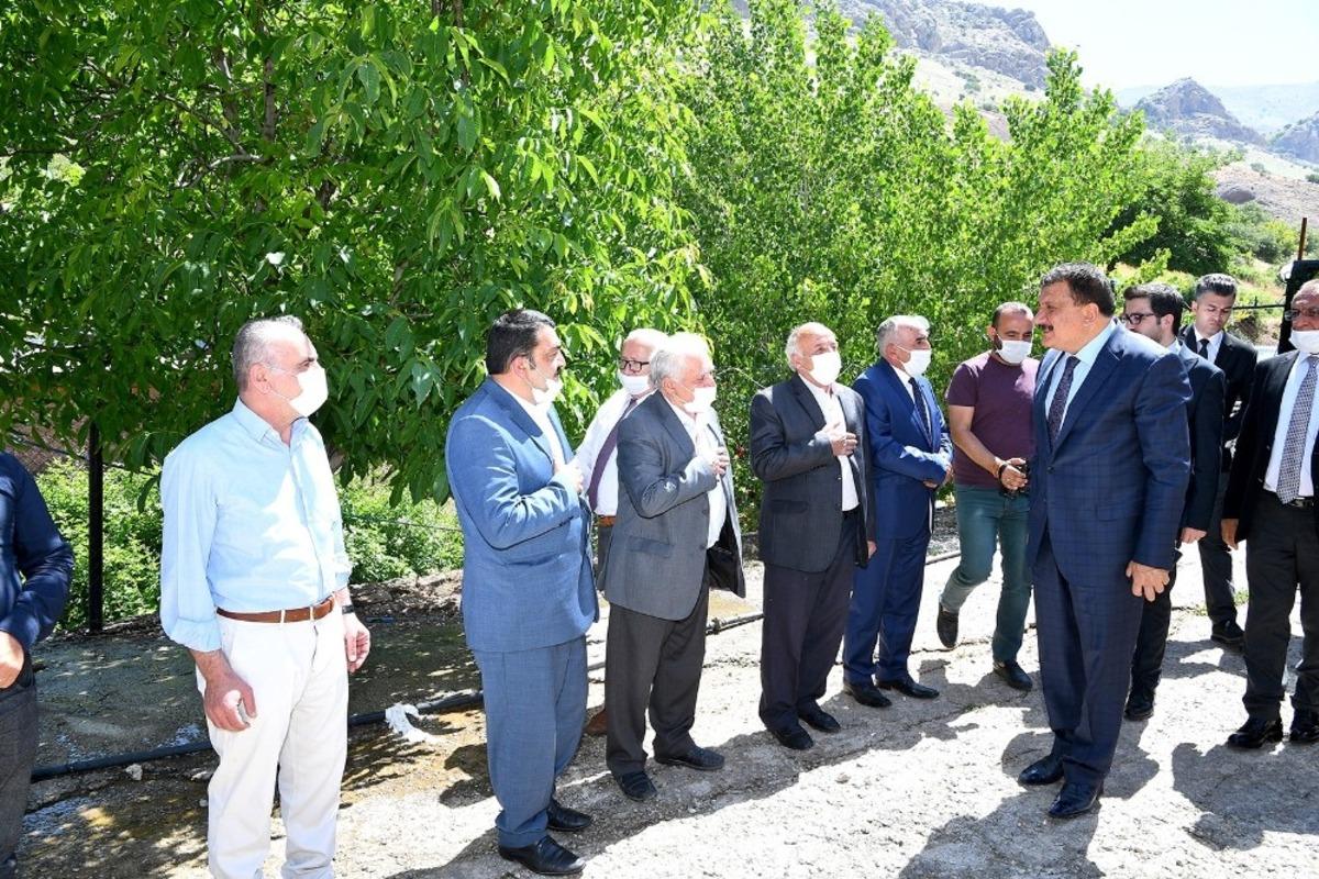 Malatya B&uuml;y&uuml;kşehir Belediyesi, Kadiruşağı yolunu asfaltlıyor