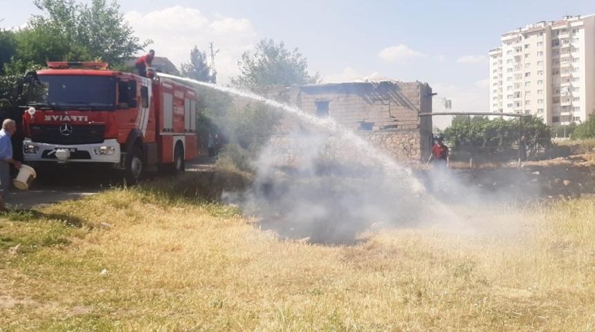 Anız yangını ikamete sıçramadan söndürüldü