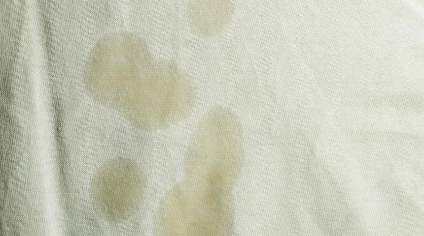 Meğer yağ lekesi b&ouml;yle &ccedil;ıkarılıyormuş! Bebe pudrası, karbonat, tuz ile...