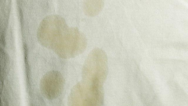 Meğer yağ lekesi böyle çıkarılıyormuş! Bebe pudrası, karbonat, tuz ile...