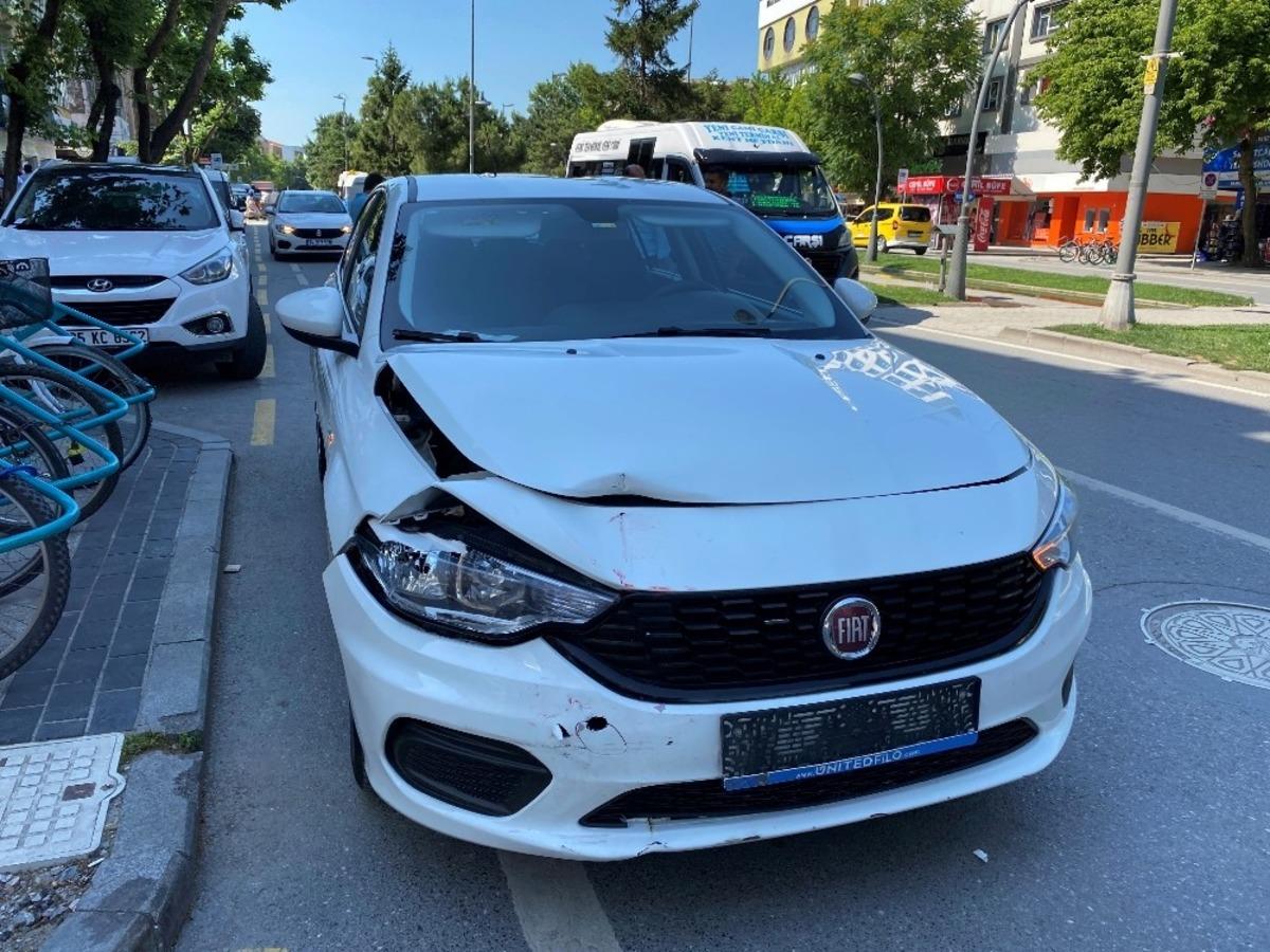 Atat&uuml;rk Bulvarı&rsquo;nda 3 ara&ccedil;lı zincirleme kaza