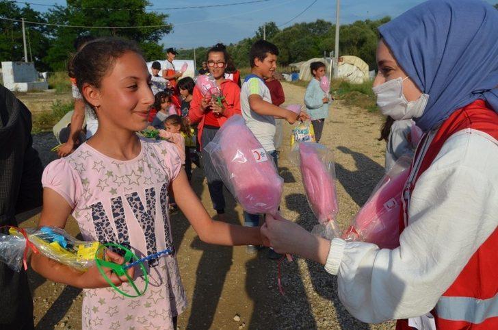 Genç Kızılay Bursa gönüllüleri mevsimlik işçileri unutmadı G5