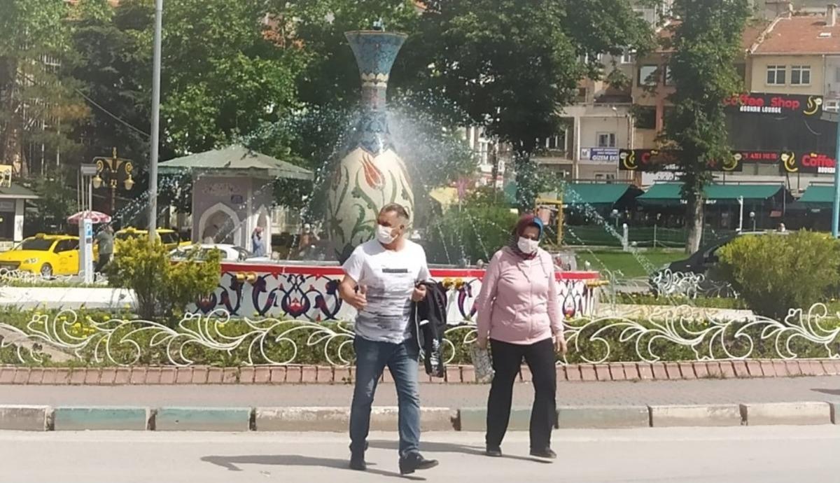 K&uuml;tahyalı vatandaşlar maske kuralına uyuyor