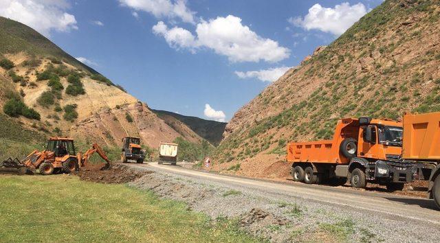 Bingöl’de heyelan bölgesinde yol genişletme çalışması başlatıldı