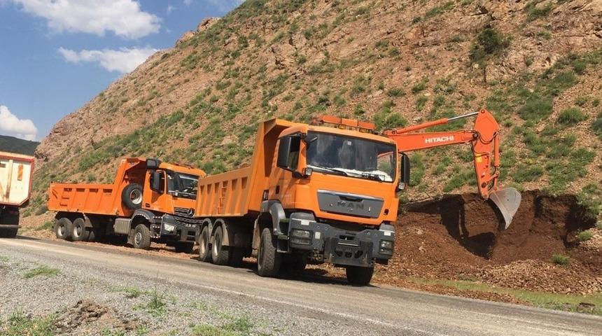 Bingöl’de heyelan bölgesinde yol genişletme çalışması başlatıldı
